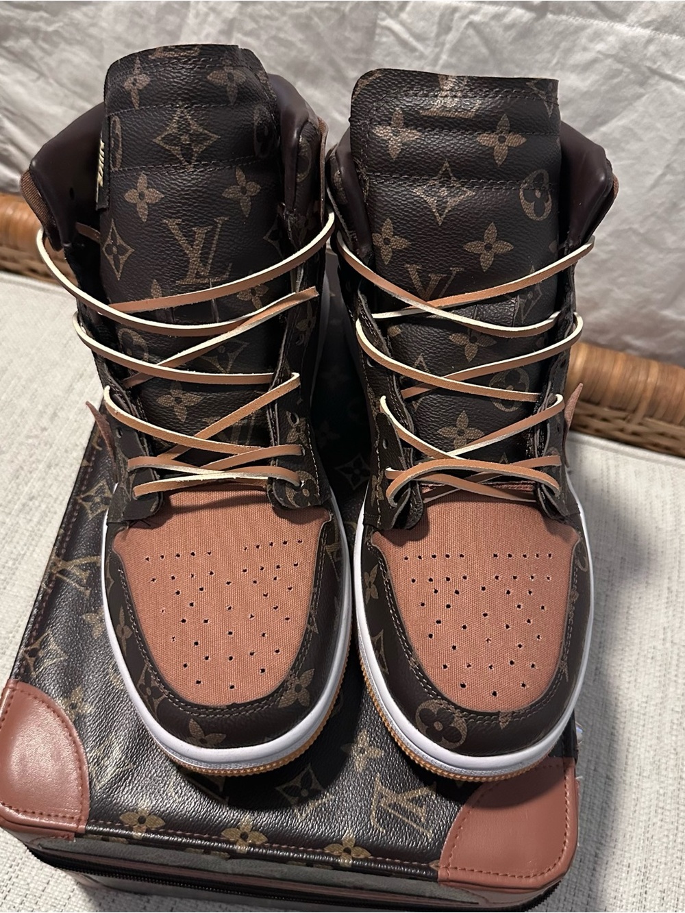 Custom-painted Nike Air Jordan 1 High - Picture 2 of 10